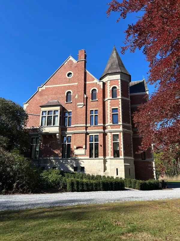 Zijgevel van Kasteel Pannenhuys met torentje en rode beuk