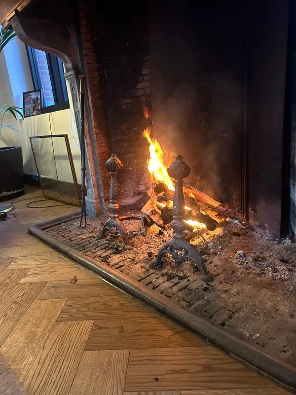 Knisperend haardvuur in de open haard