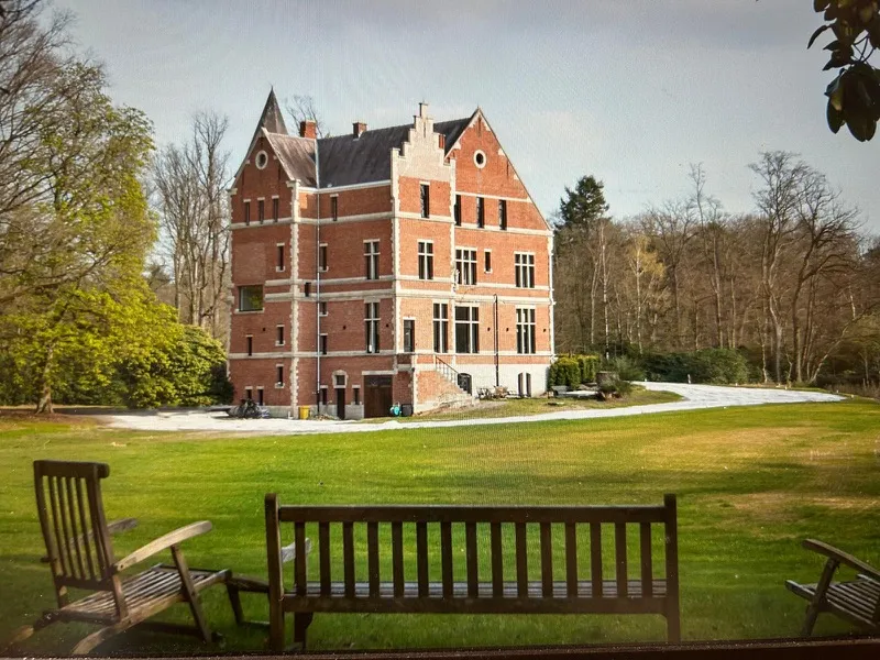 Zicht op het kasteel vanaf de tuinbanken in het park