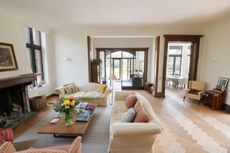 Salon met open haard en zicht op de tuin